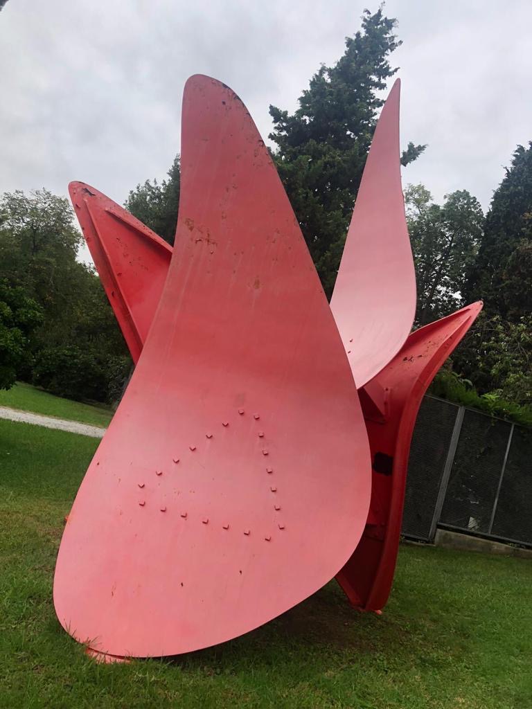 The artwork “The 4 Wings” in Barcelona in a poor condition