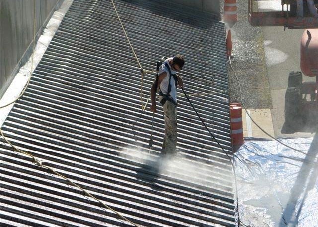High-pressure cleaning of a metal roof