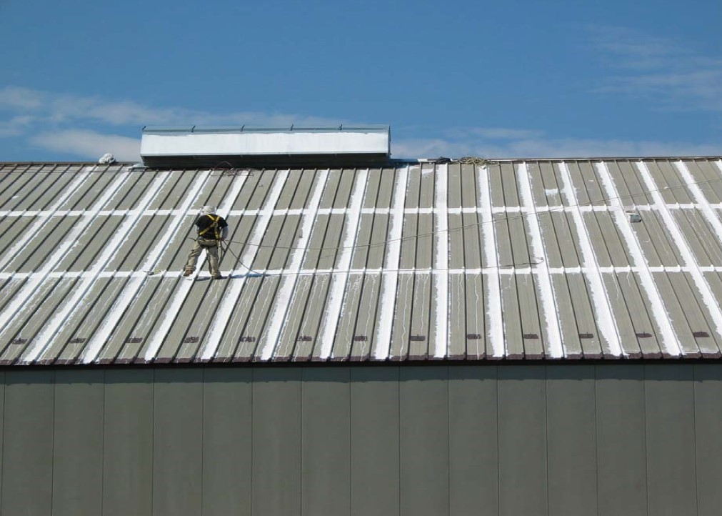 The first coat of RD-Elastometal was applied to the seams between the steel roofing panels