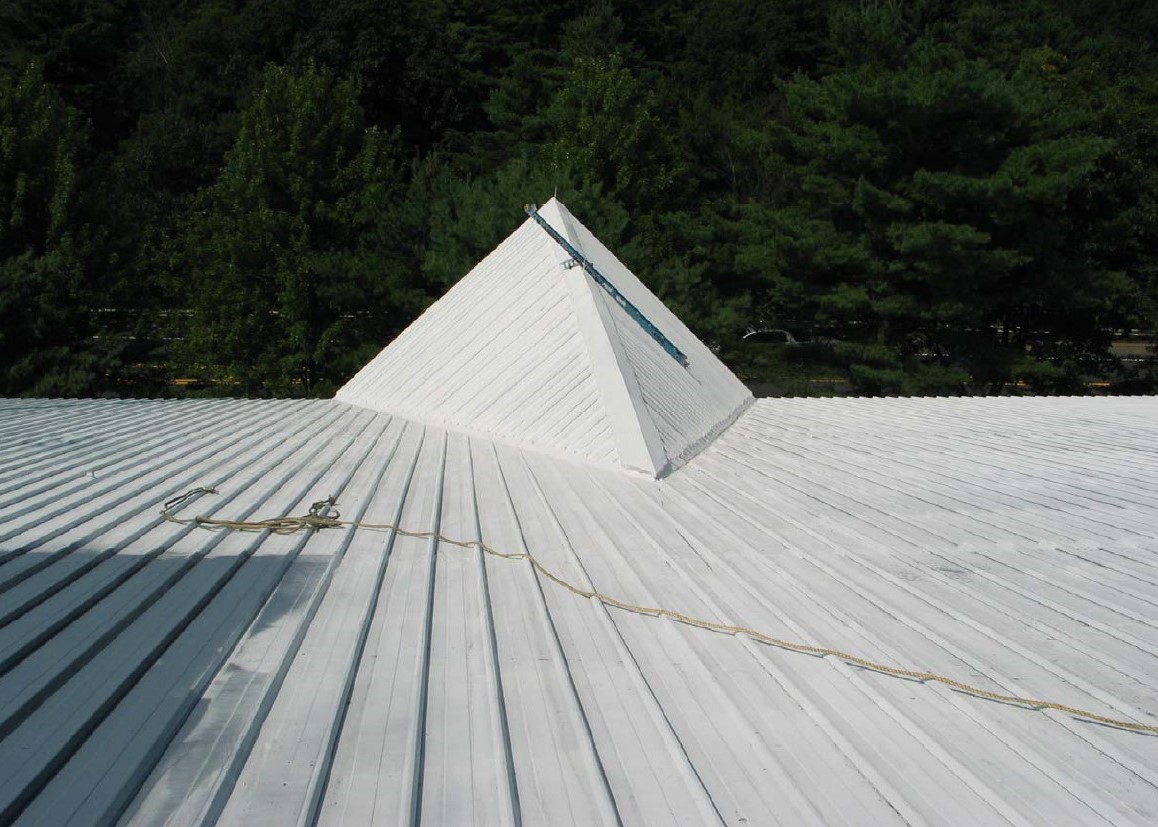 The first coat of RD-Elastometal was applied to the seams between the steel roofing panels